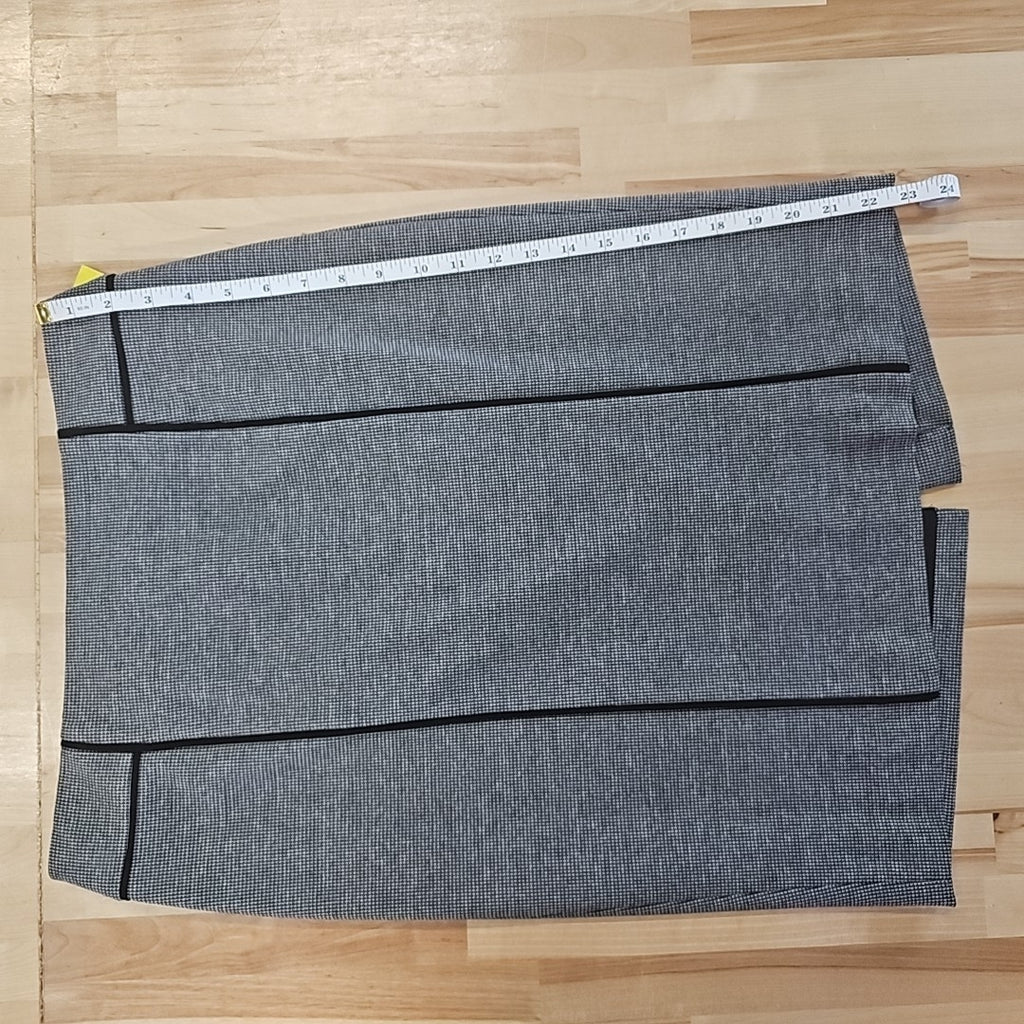 Calvin Klein Size 6 BLACK & WHITE Skirt