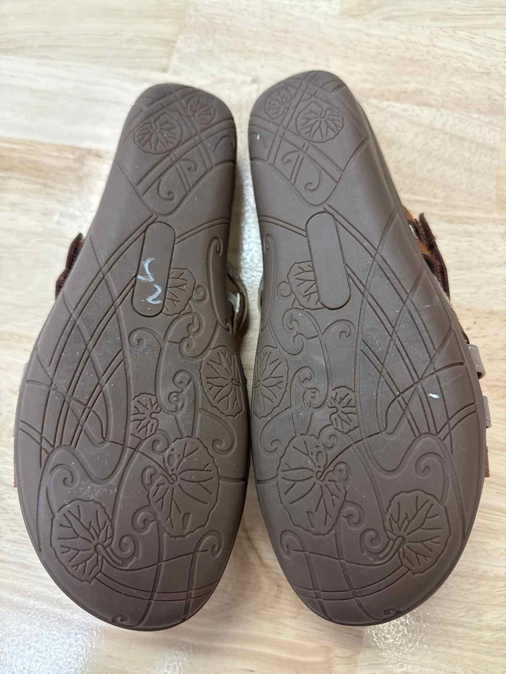 Baretraps Size 7.5 Tan and Silver Preloved Slide Sandals