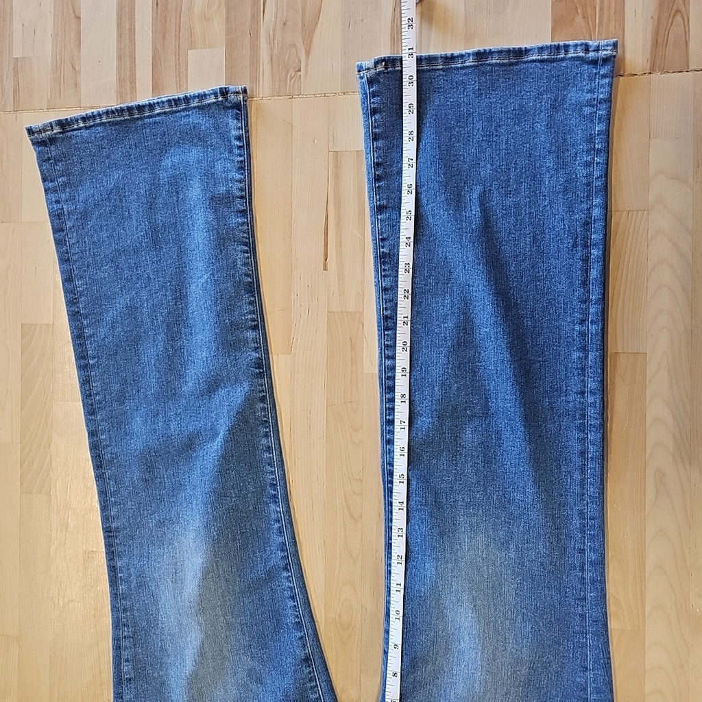 GUESS Womens Sexy Bootcut Jeans ALPHA