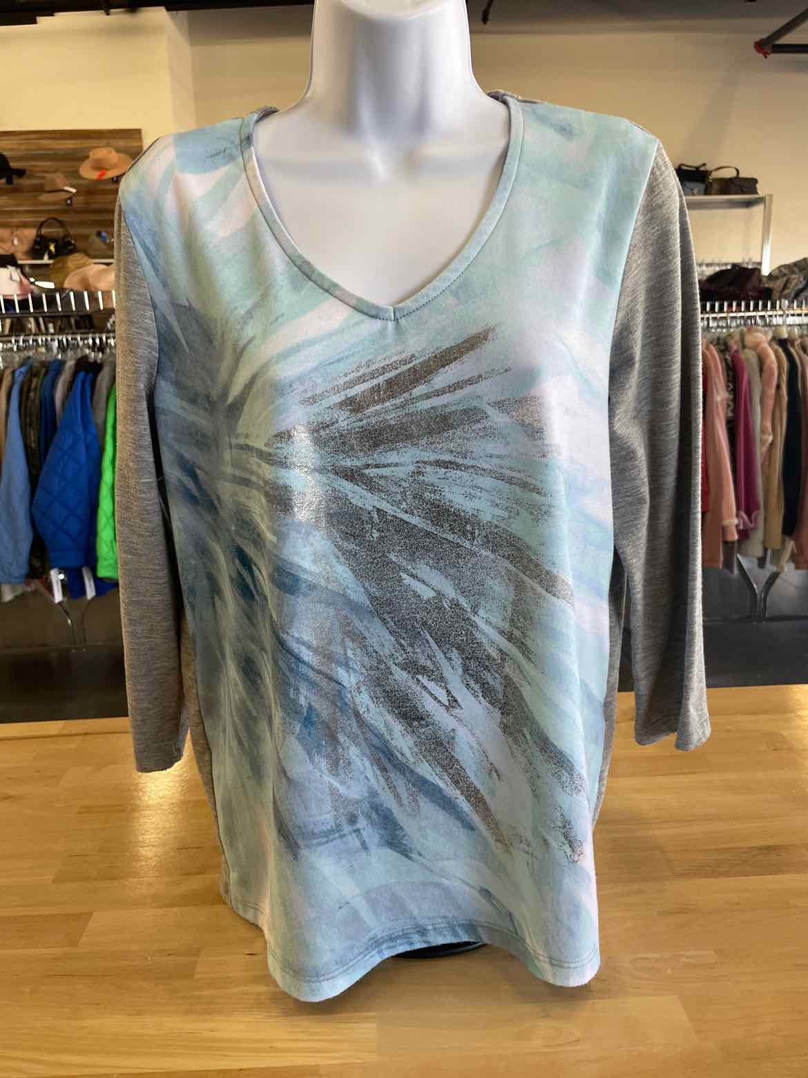 Chico's Size 1 Gray T-shirt