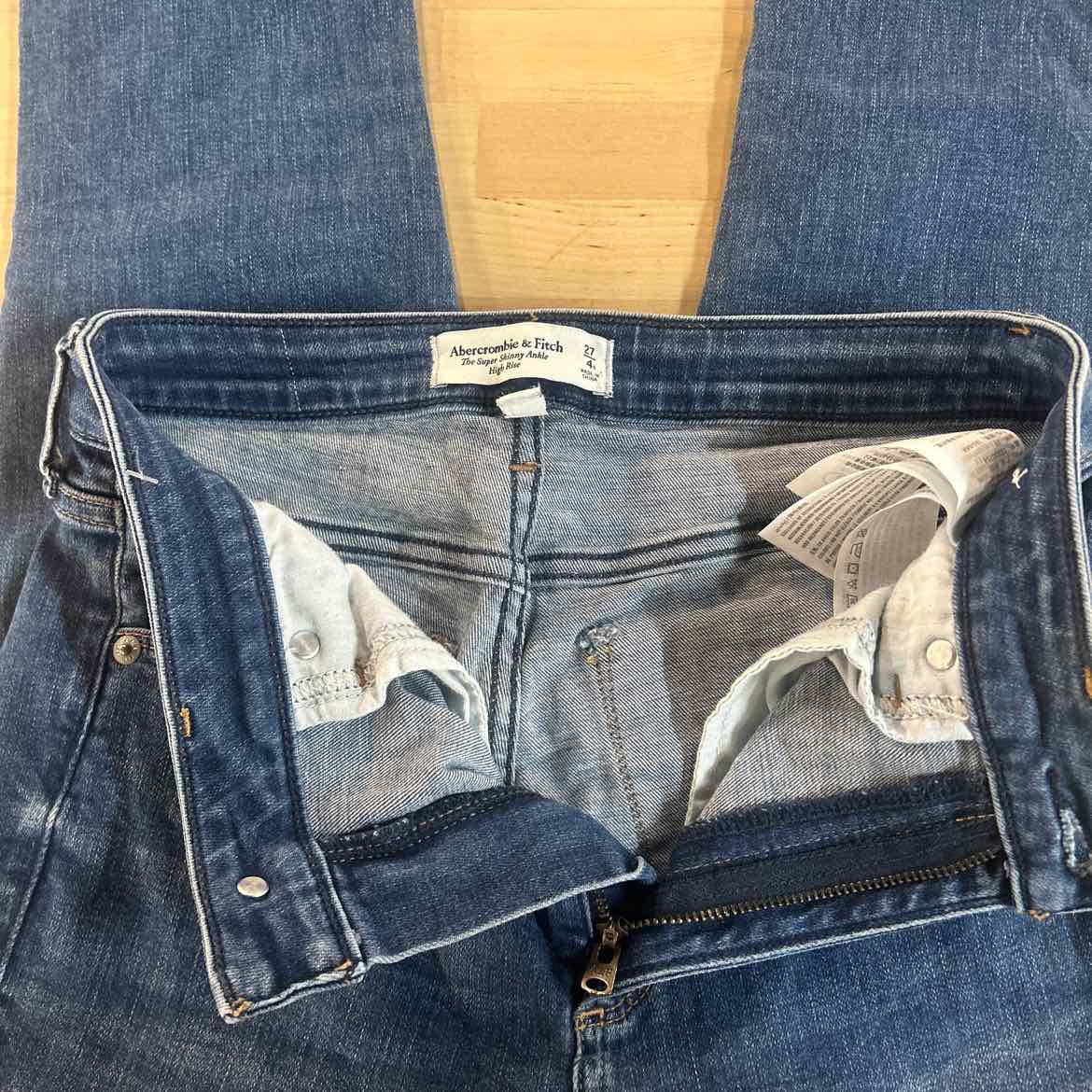 Abercrombie & Fitch Size 27 / 4 Blue Denim Preloved Jeans