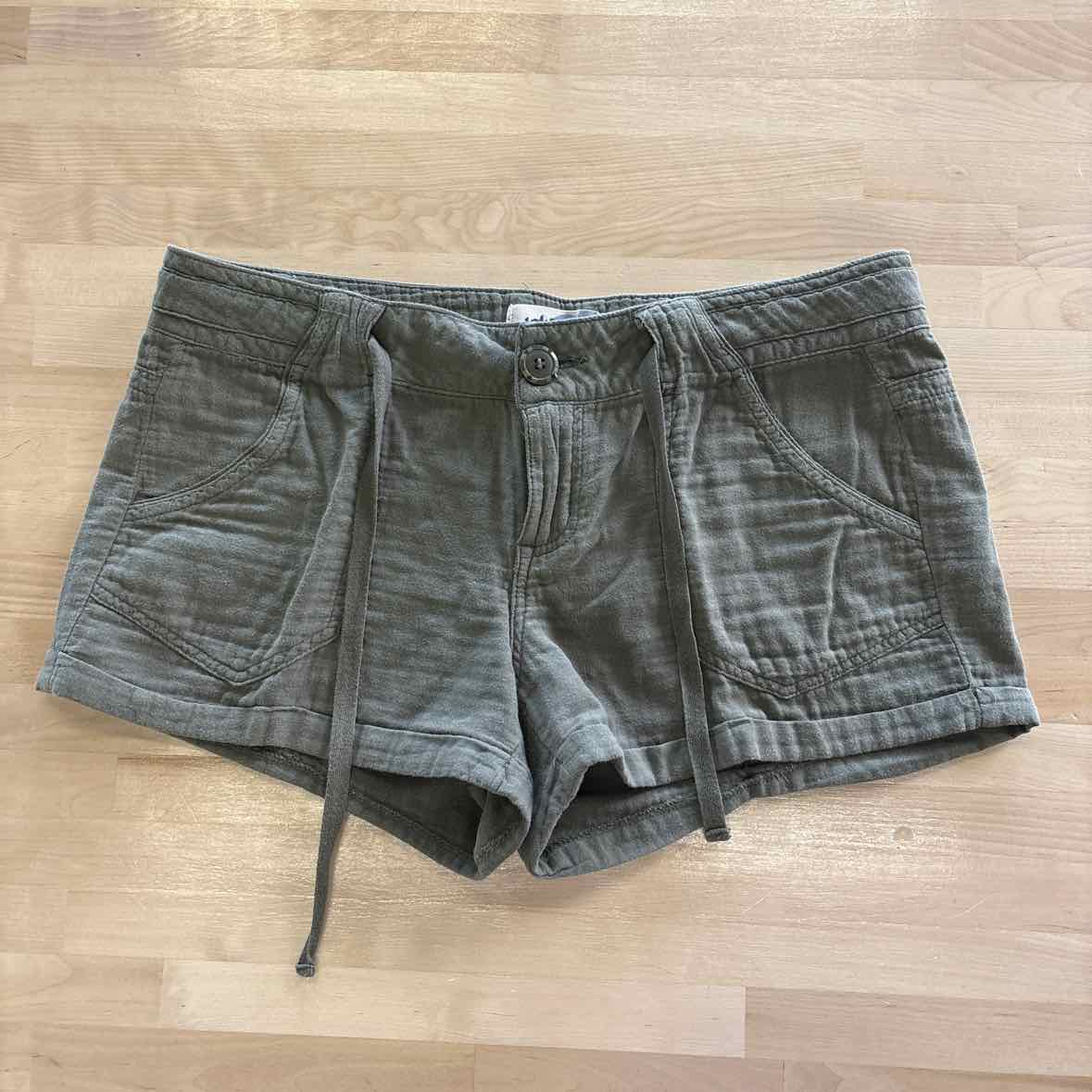 Jolt Size 9 Green Shorts