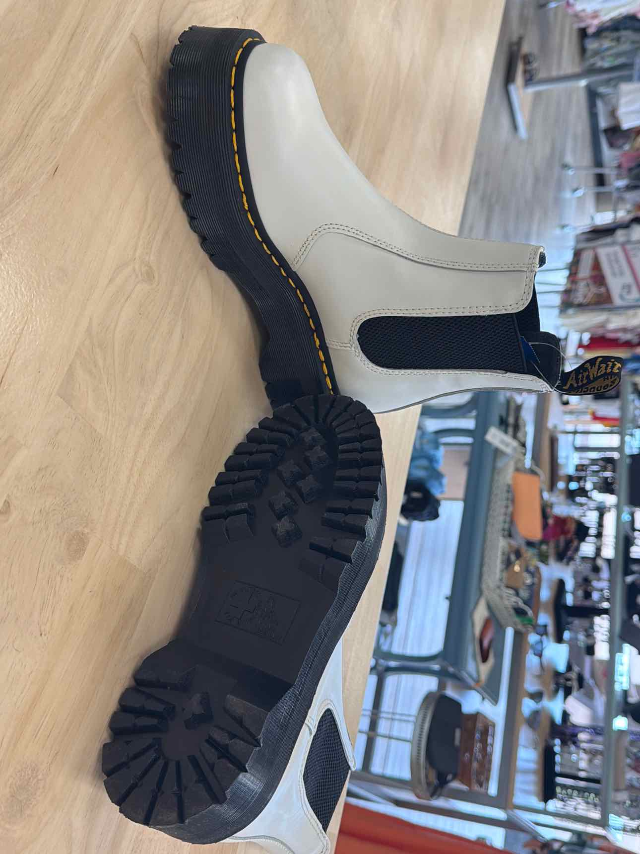 Dr Martens Size 7 Cream Leather Preloved Sandals