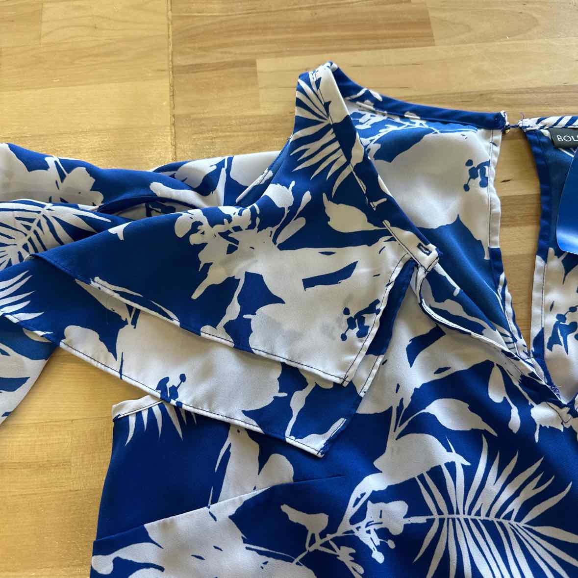 Bold Elements Size M Blue & Aqua Print Blouse