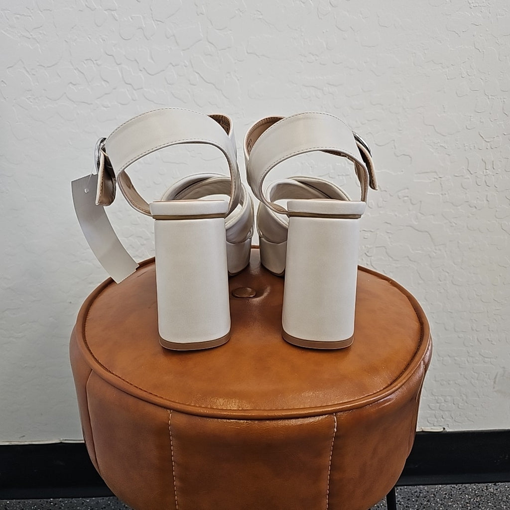 Journee Collection Shoe Size 9 White Heels