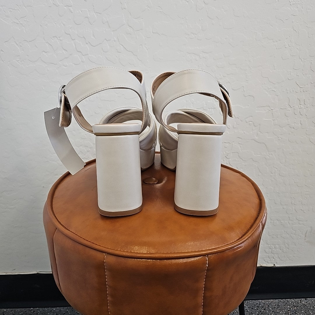 Journee Collection Shoe Size 9 White Heels
