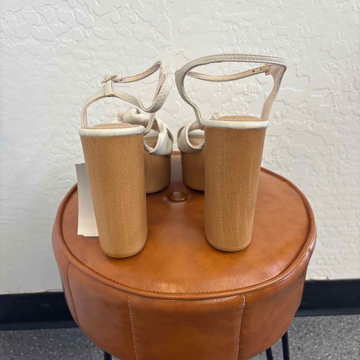 Journee Collection Shoe Size 10 Beige Heels