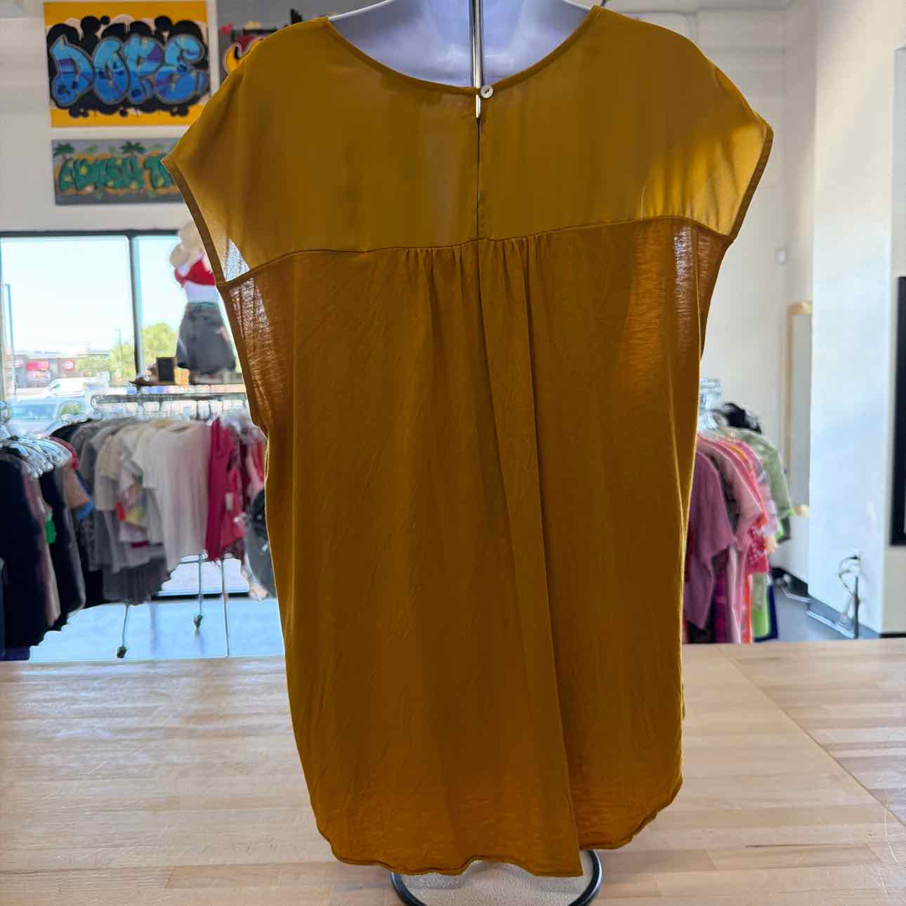 Dr 2 Size XL Yellow Preloved Sleeveless