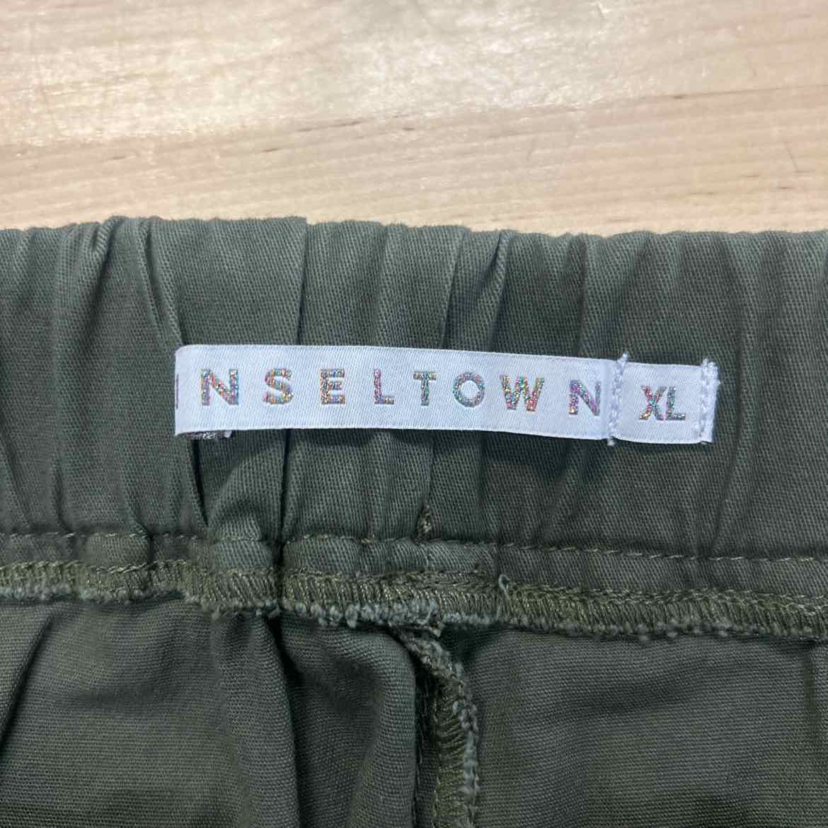 TINSELTOWN Size XL Green Pants