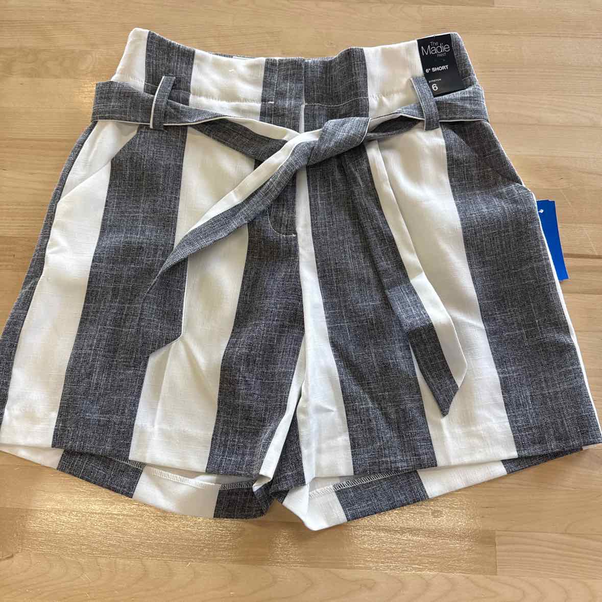 7th avenue Size 6 Gray & White Shorts