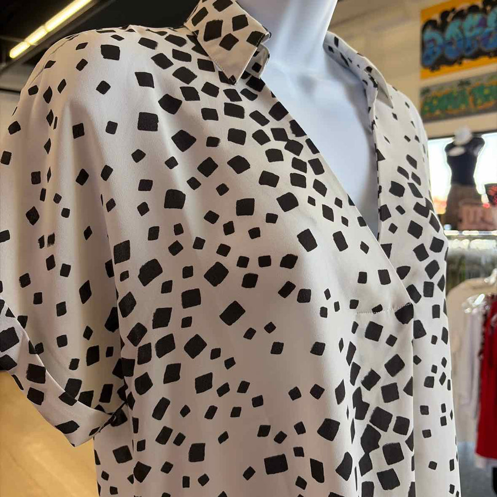 Cabi Size XS White & Black Preloved Blouse SS