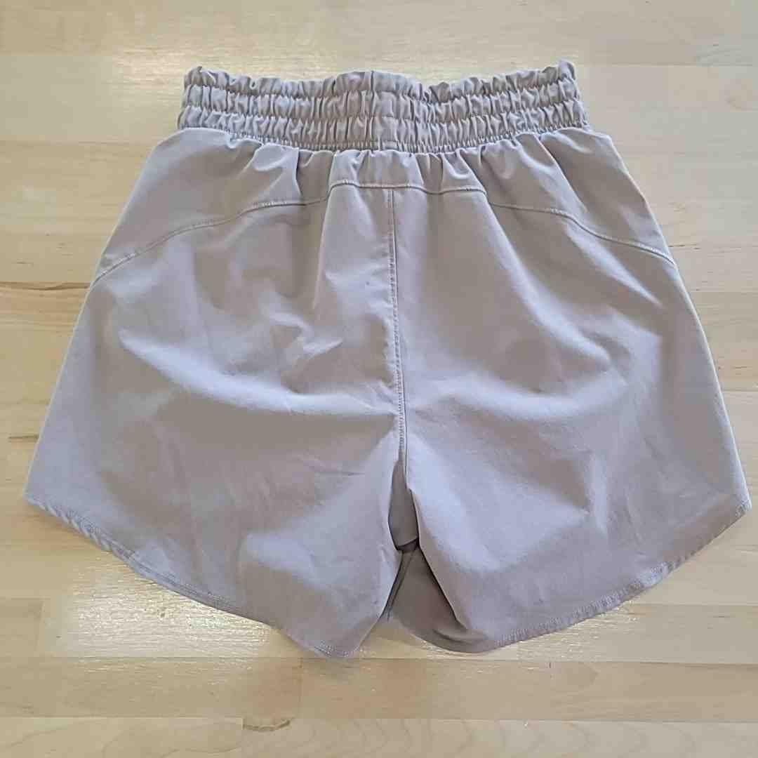 Under Armour Size XS Tan Shorts