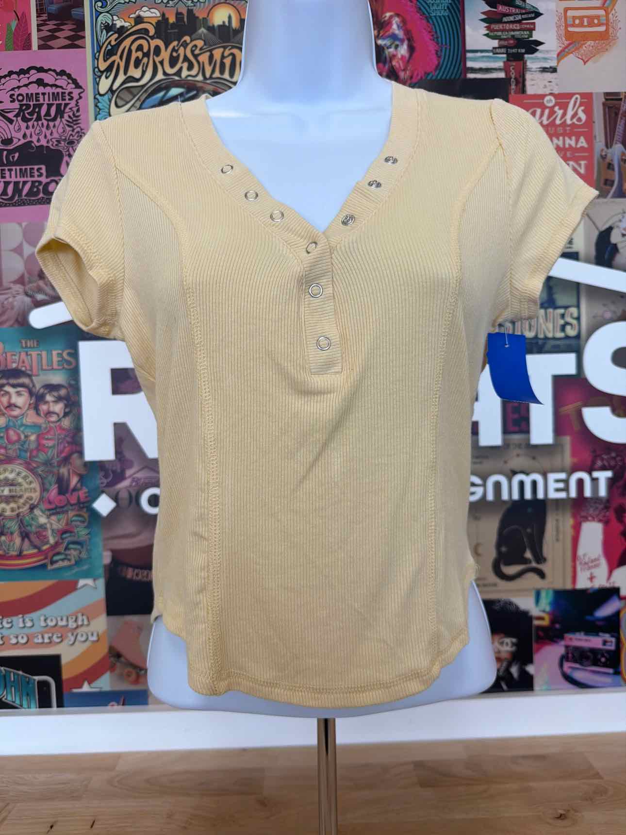 ultra flirt Size M Ribbed Cropped Henley Short Sleeve