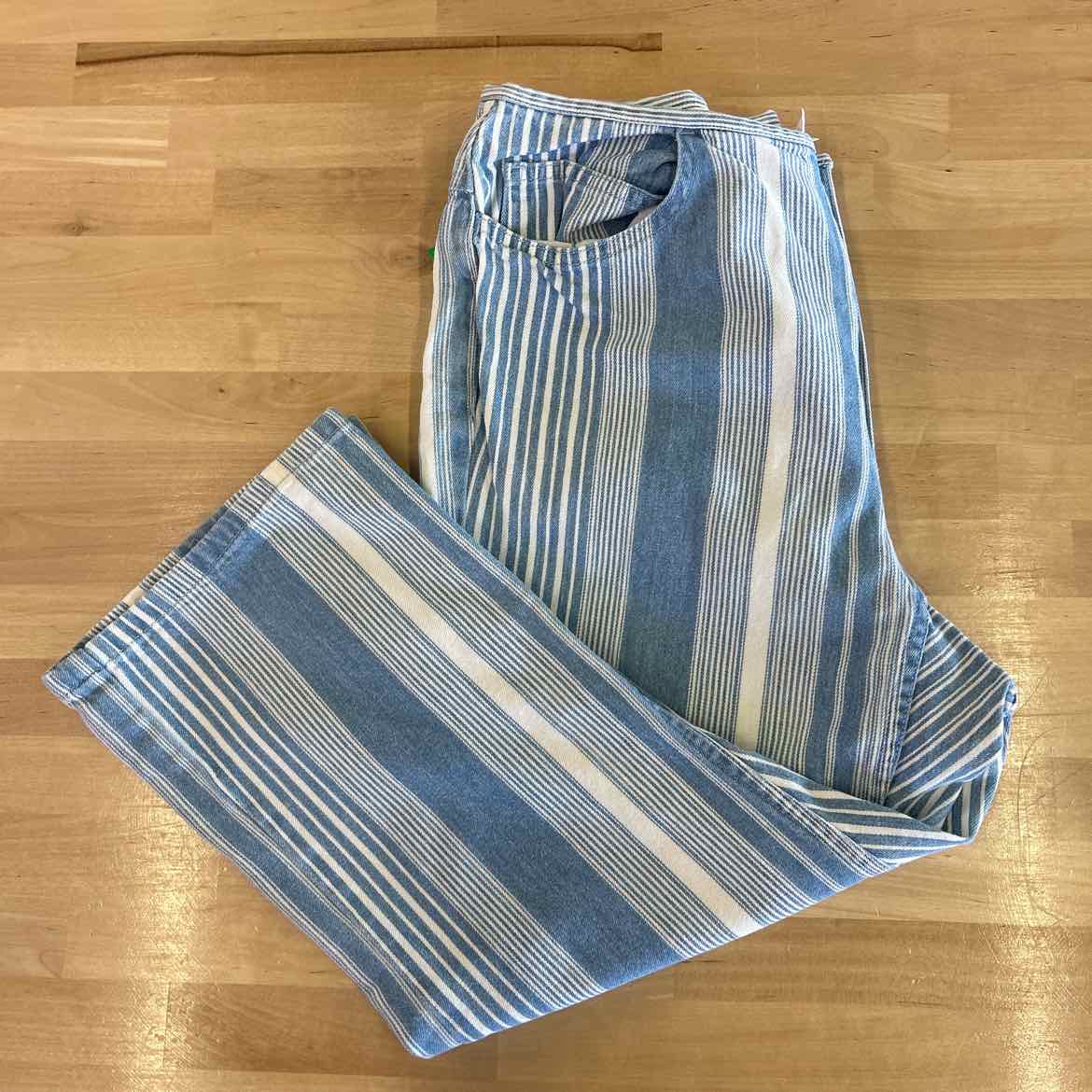 Liz Claiborne Size 10P Blue White Preloved Capris
