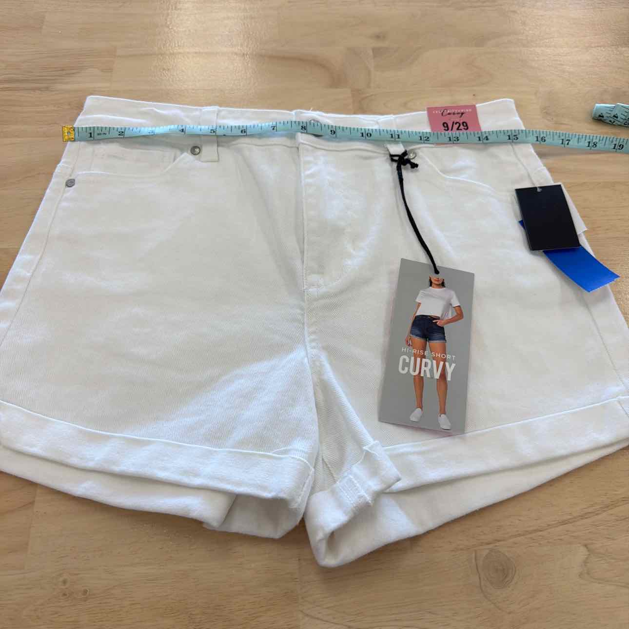 Celebrity pink Women Size 9  White New Shorts  High-Rise Curvy Denim Shorts