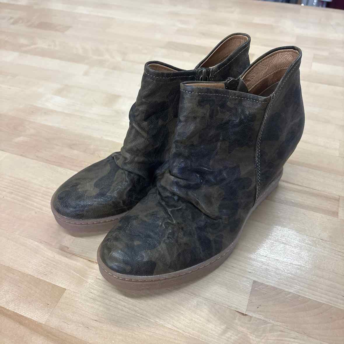 Sofft Size 10 Camo Boots