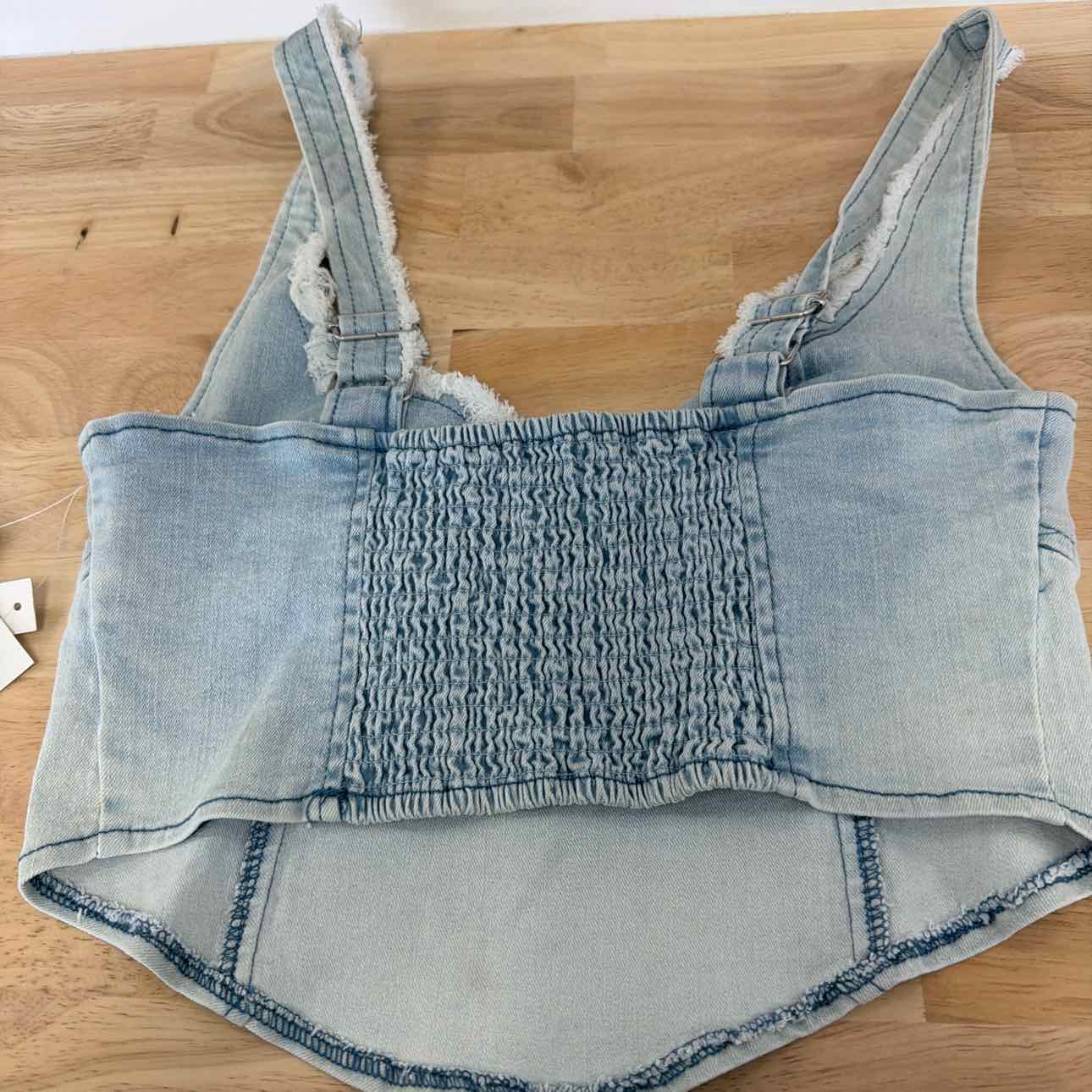 TINSELTOWN Size M Fray-Trimmed Cropped Denim Corset-Style Top - Light Wash
