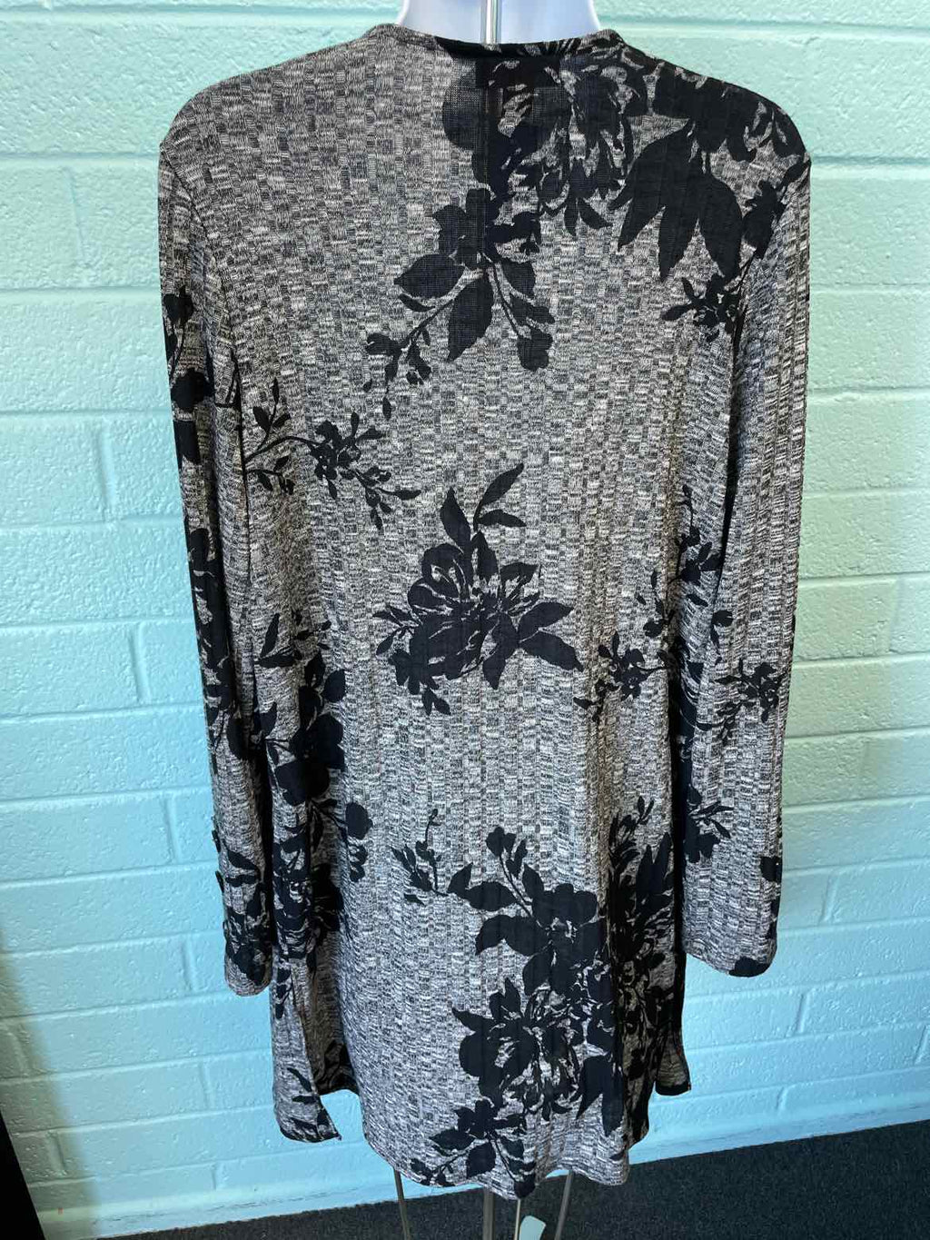 In studio Size L Black Gray Sweater