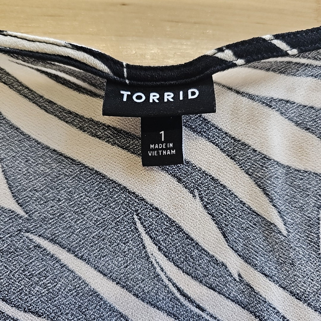 Torrid Size 1X BLACK & WHITE Preloved Romper