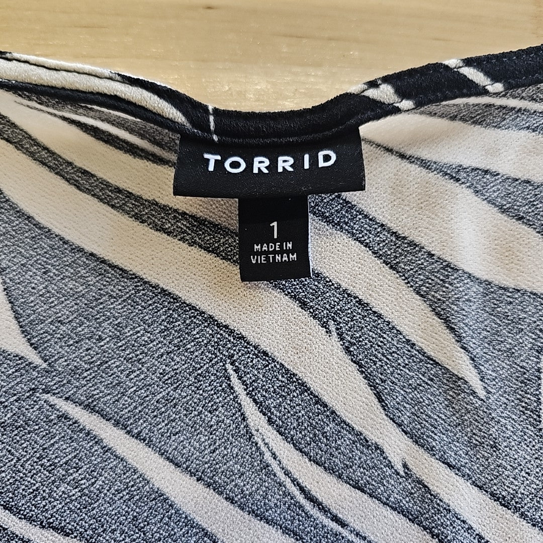 Torrid Size 1X BLACK & WHITE Preloved Romper