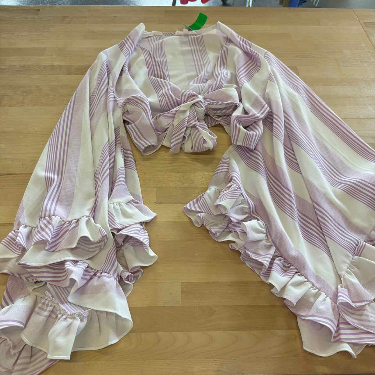 Hot & Delicious Size S White/Purple Preloved Blouse LS