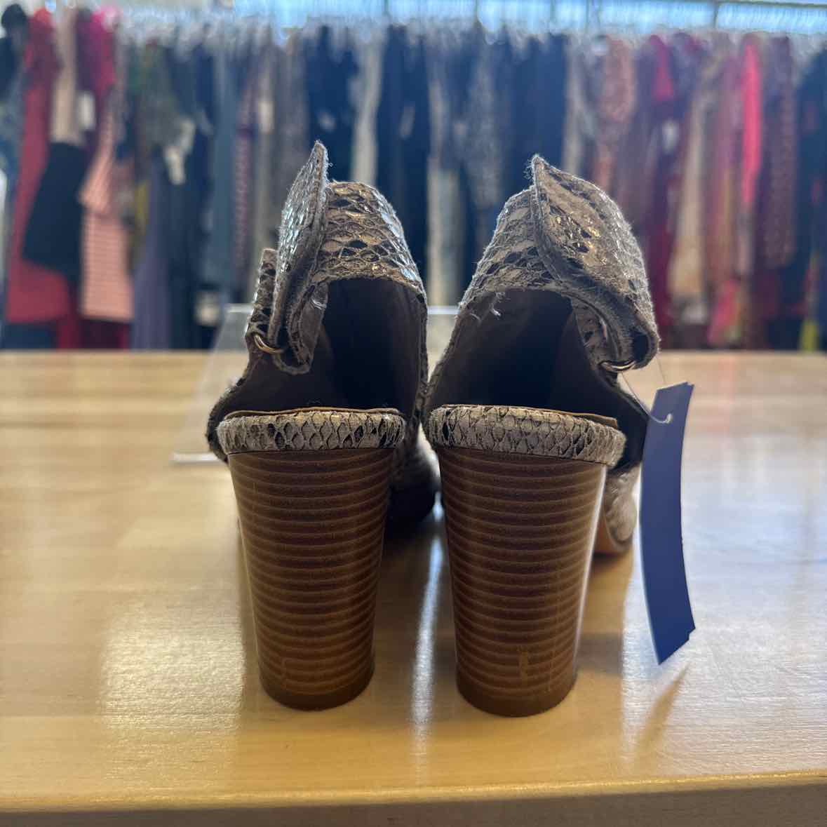 Azura Shoe Size 9 Beige Heels