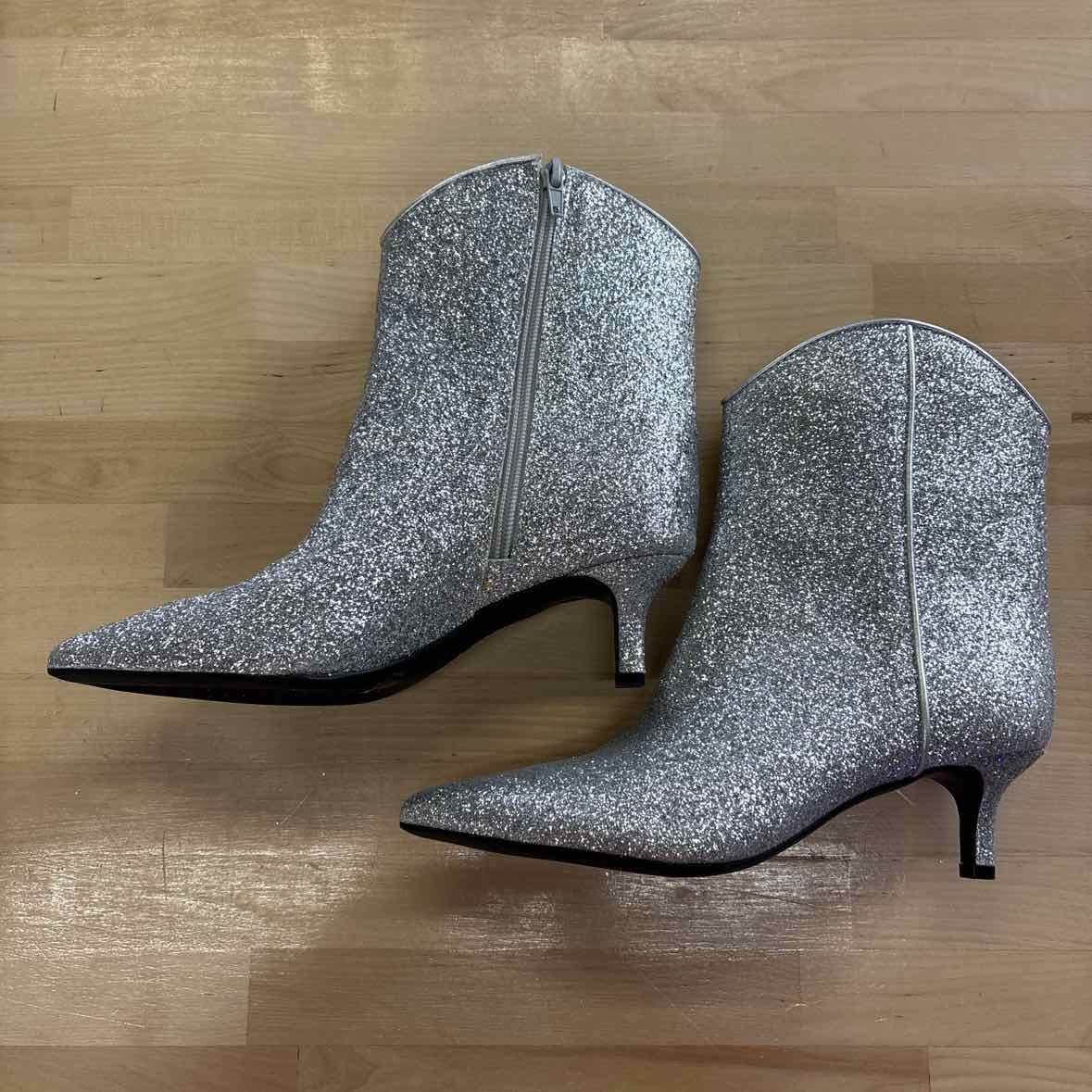On 34th Aatira Tulip Booties