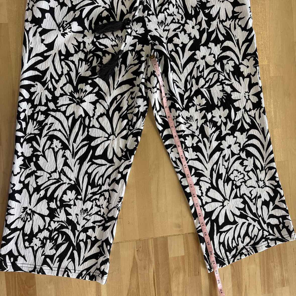 Kim Gravel Size M Black/White Preloved 2 pc sets