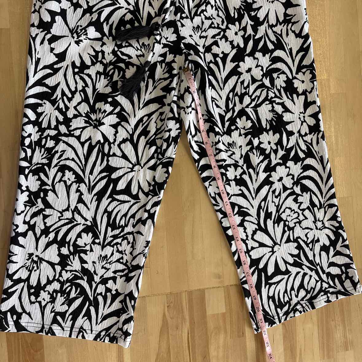 Kim Gravel Size M Black/White Preloved 2 pc sets