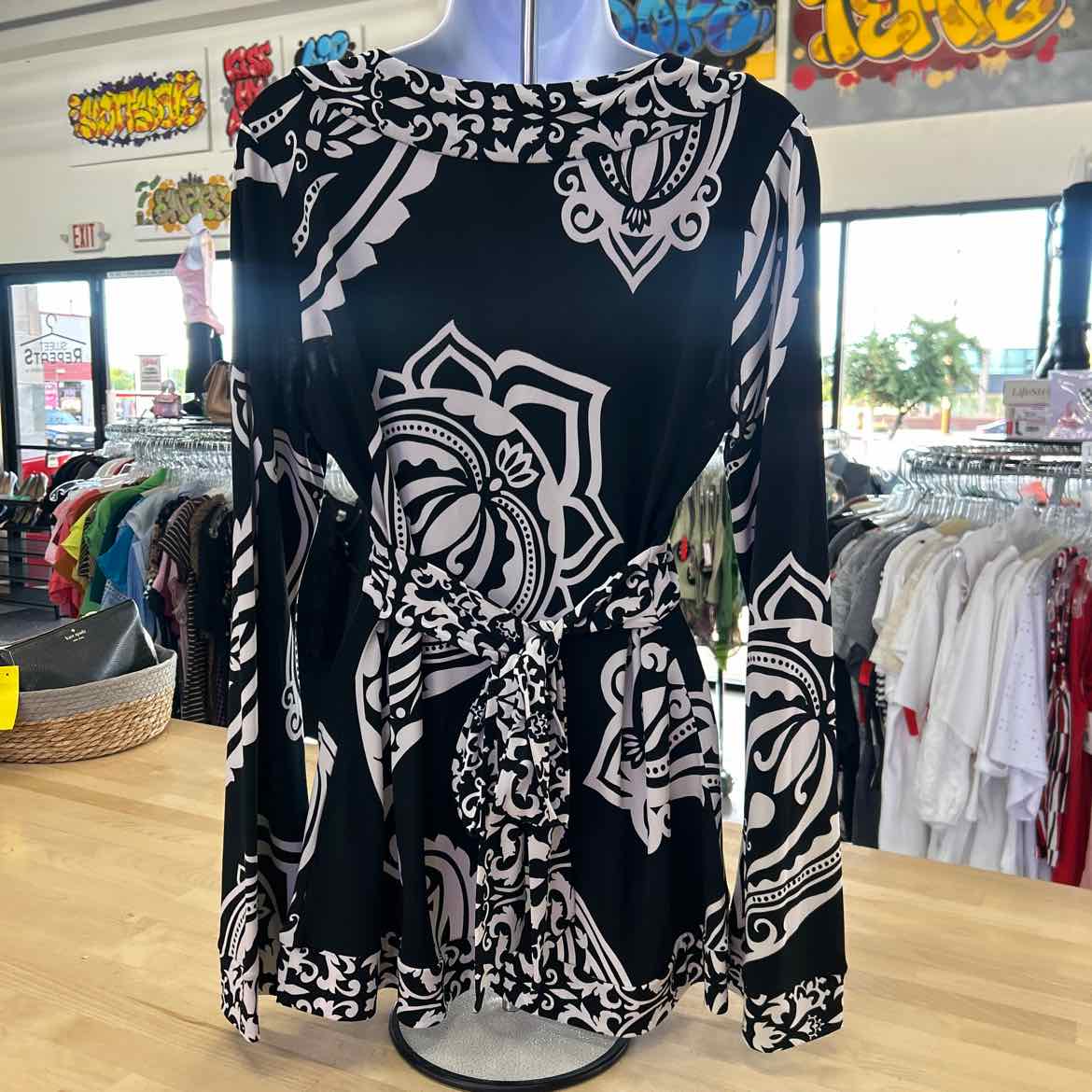 White House Black Market Size M BLACK & WHITE Preloved Blouse LS