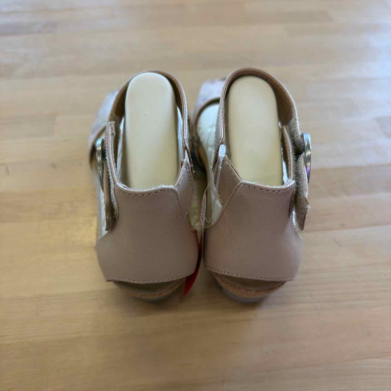 Earth Size 9.5 Pink Leather New Sandals