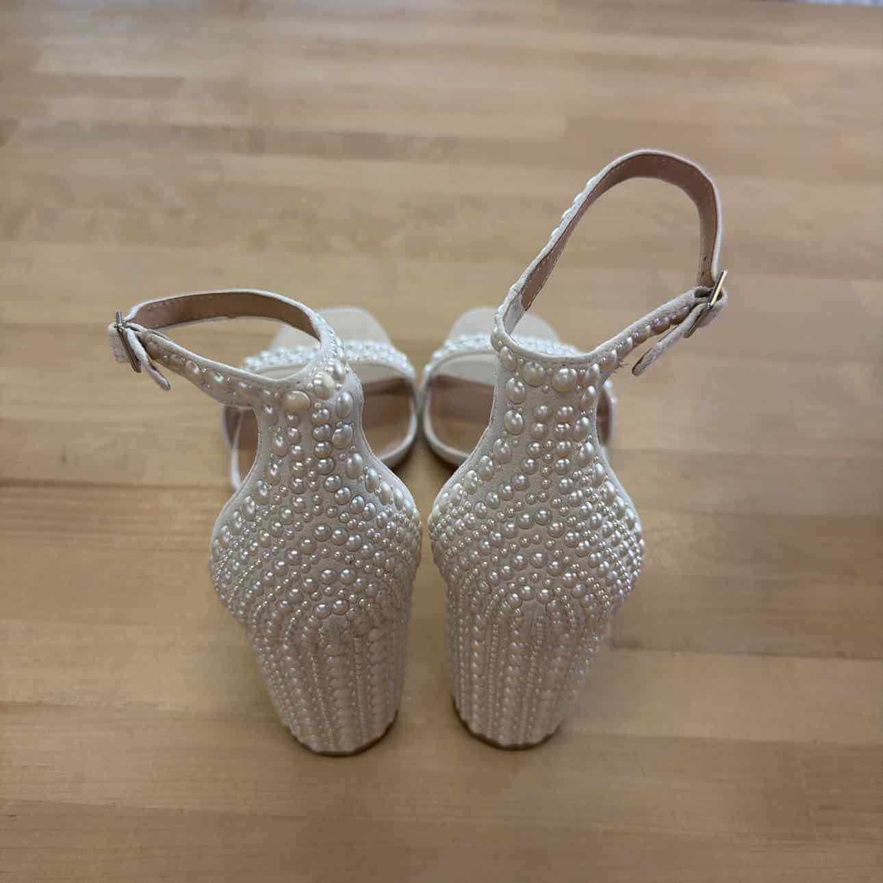 Tommy Hilfiger Size 6.5 White New Sandals