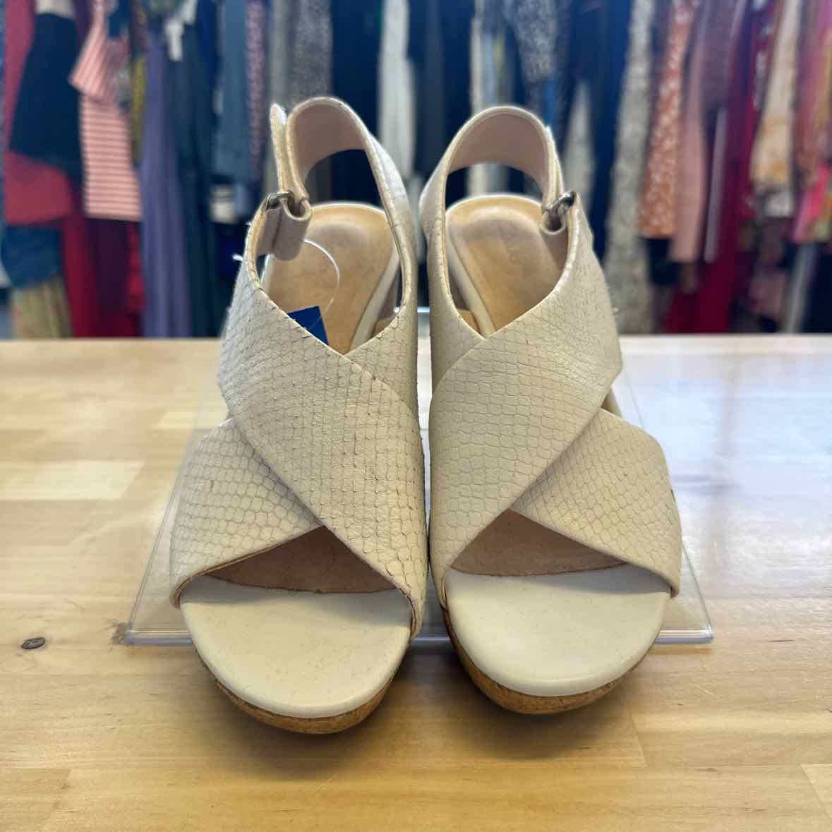 Clarks Shoe Size 6 Cream Sandals