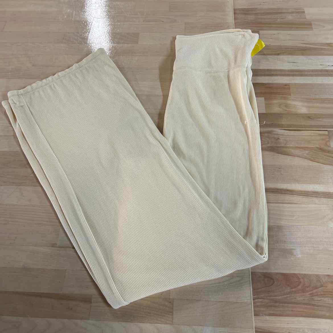 ultra flirt Size L Yellow New Pants