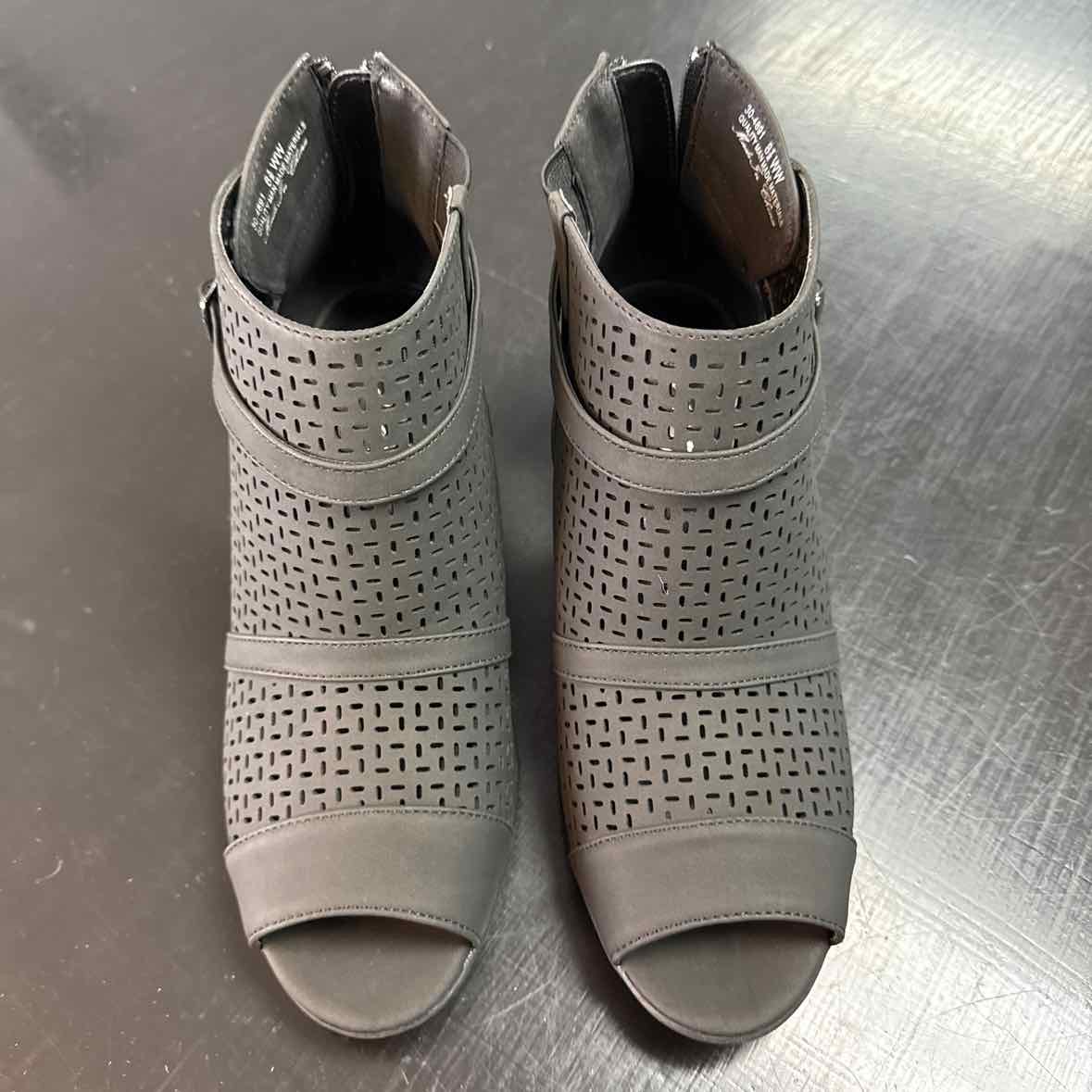 Easy Street Shoe Size 8.5 Carrigan Cut Out Block Heel Sandals NWT