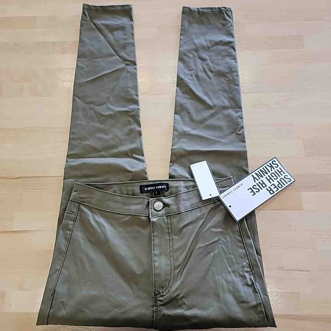 Almost Famous Size 7 Green Jeans