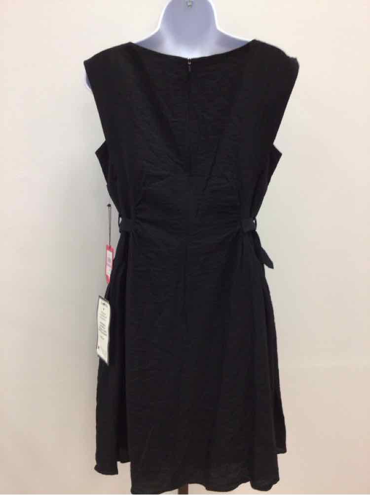 Vince Camuto Size 6 Crepe Sleeveless Fit & Flare Dress - Black