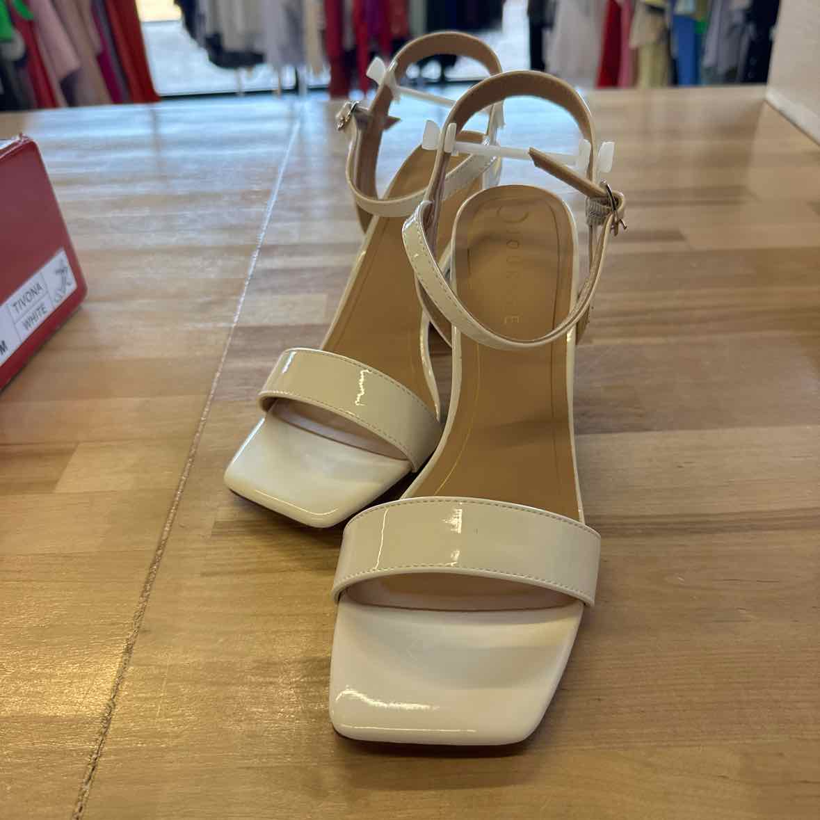 Journee Shoe Size 8 White Heels