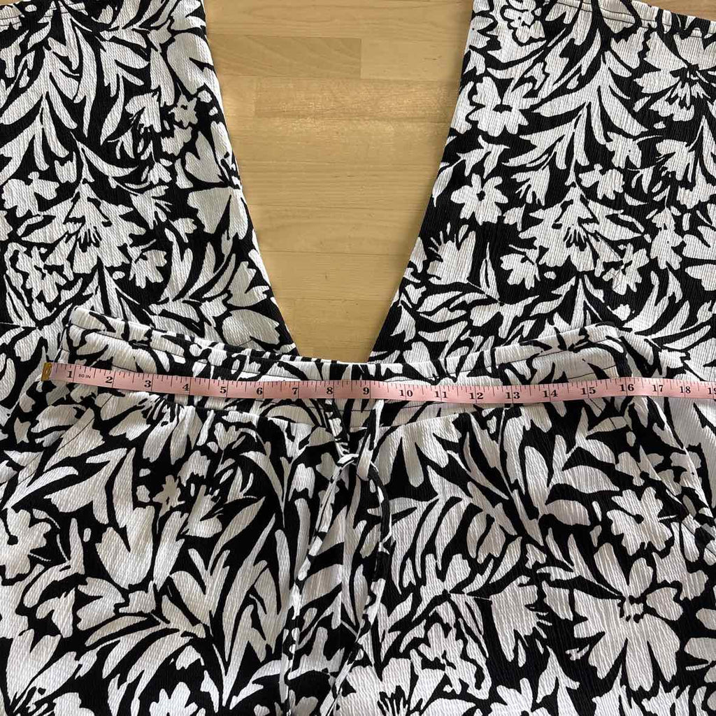 Kim Gravel Size M Black/White Preloved 2 pc sets