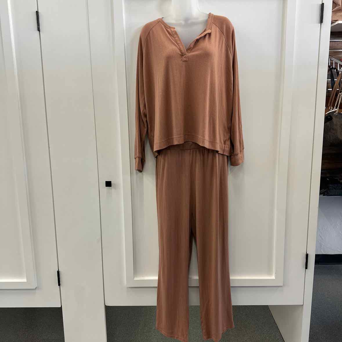 Bliss Size XL Tan 2 pc sets