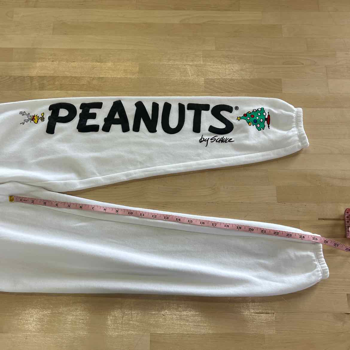 Love Tribe Juniors' Peanuts Holiday Graphic Jogger Sweatpants - Bright White