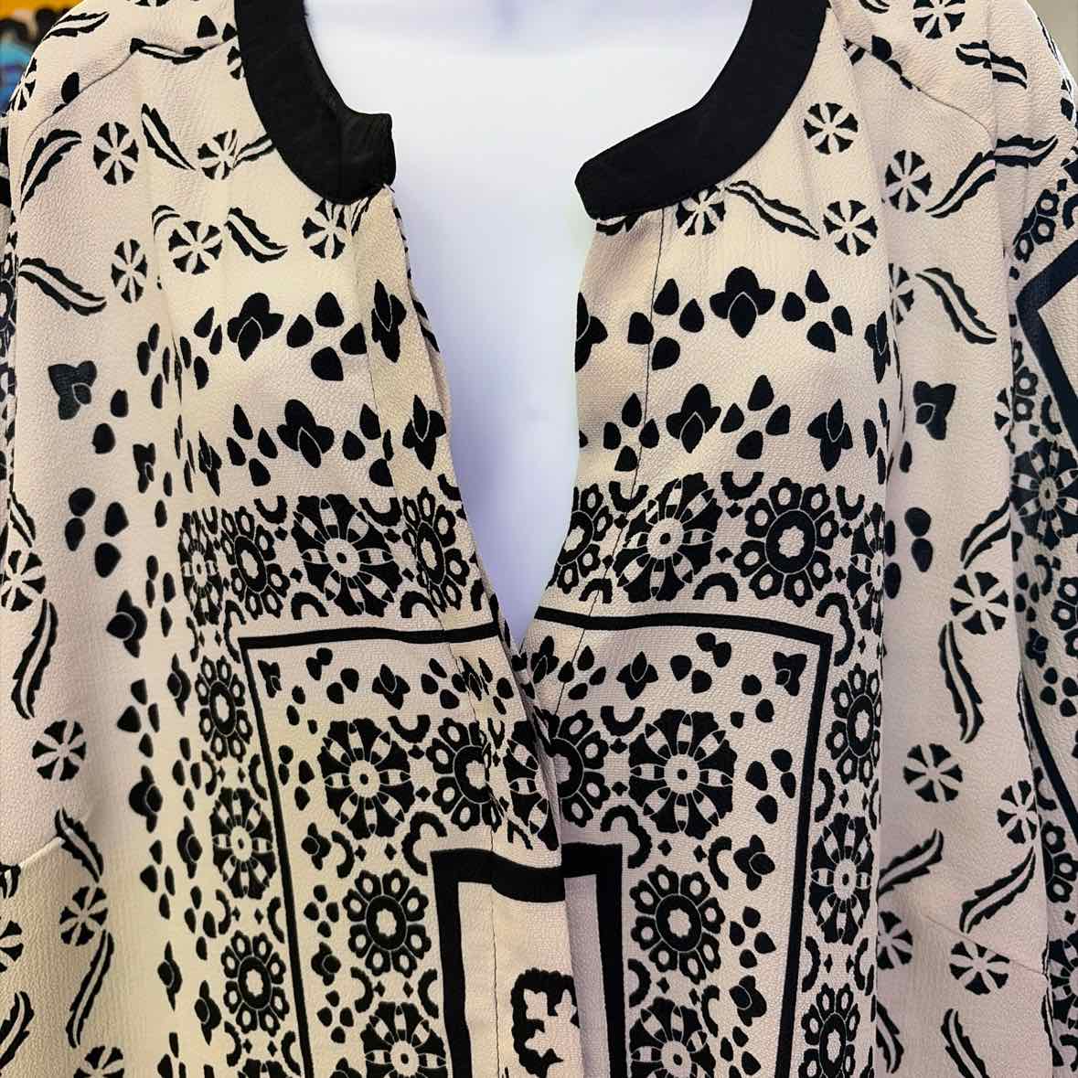 AntiliaFemme Size 2X BLACK & WHITE Used Blouse