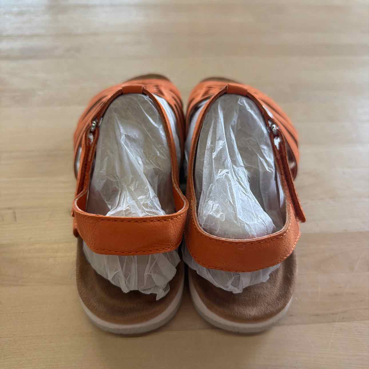 Earth Size 10 Orange New Sandals