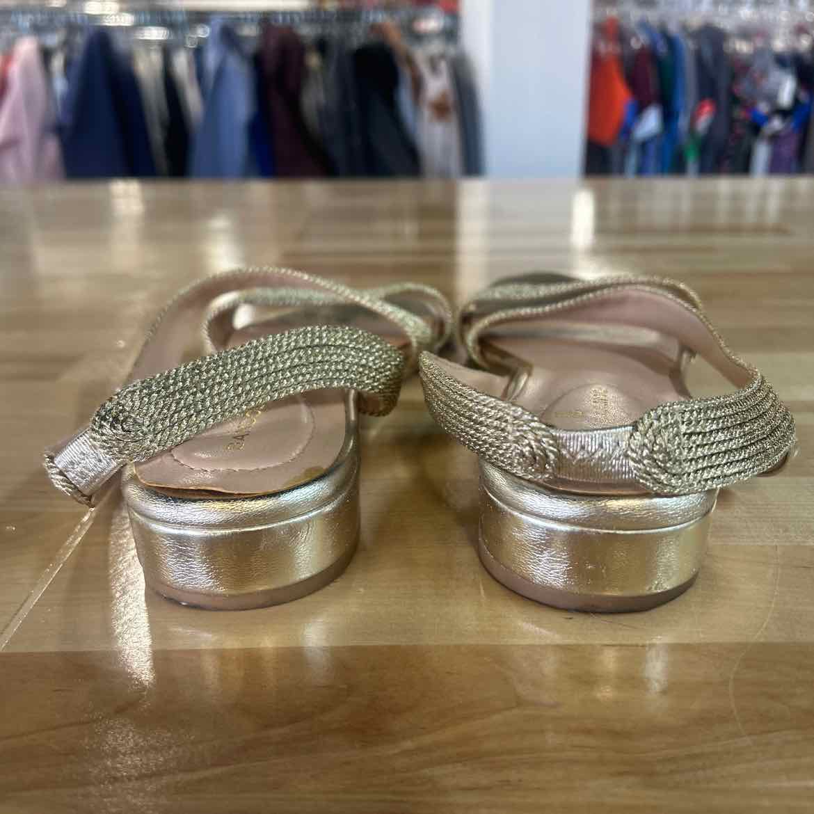 Bandolino Size 8 Gold Preloved Sandals
