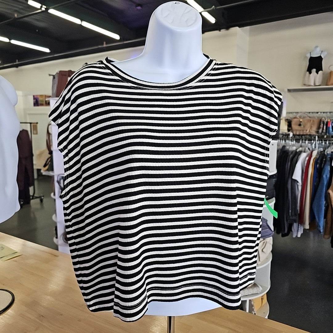 If She Loves Size L Black White Preloved Sleeveless