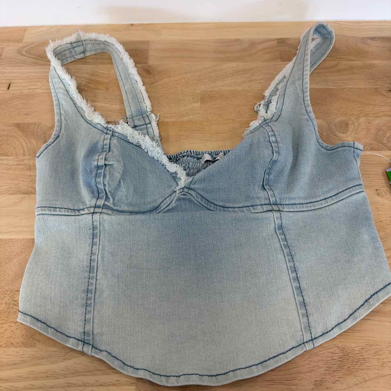 TINSELTOWN Size S Fray-Trimmed Cropped Denim Corset-Style Top - Light Wash