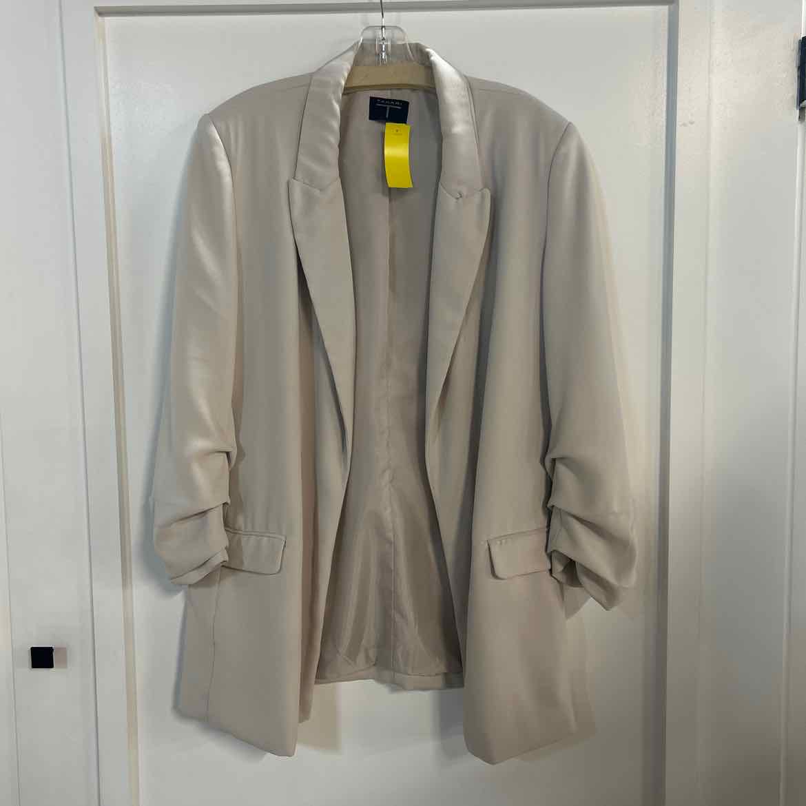 Tahari Size XL Cream Preloved Blazer