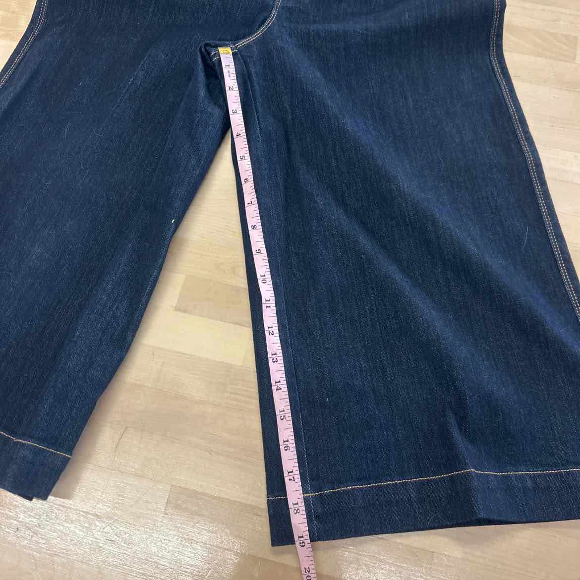 INC Size 6 Blue Denim Preloved Capris