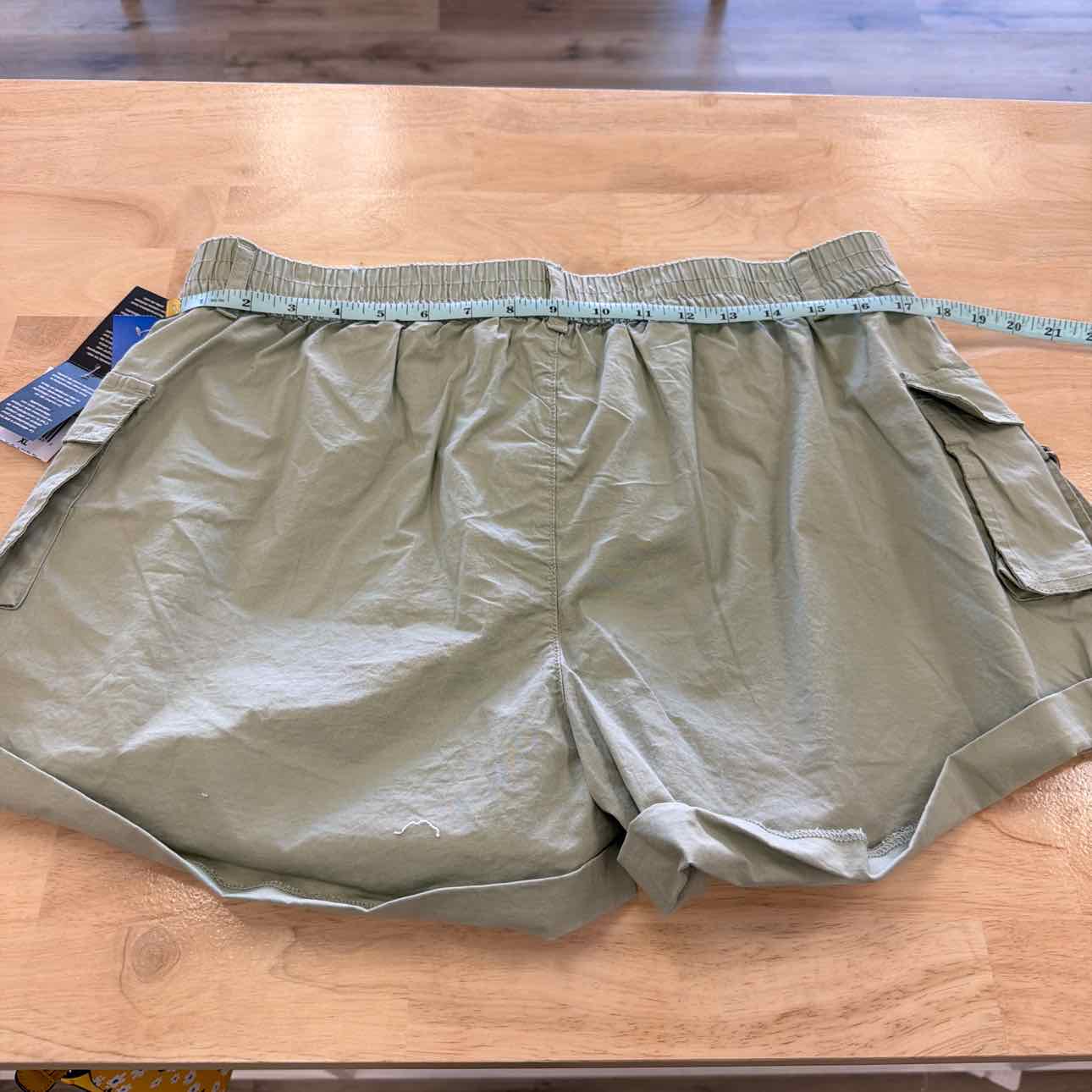 Celebrity pink Women Size XL Sage New Shorts Cargo Cuffed Shorts - Desert Sage