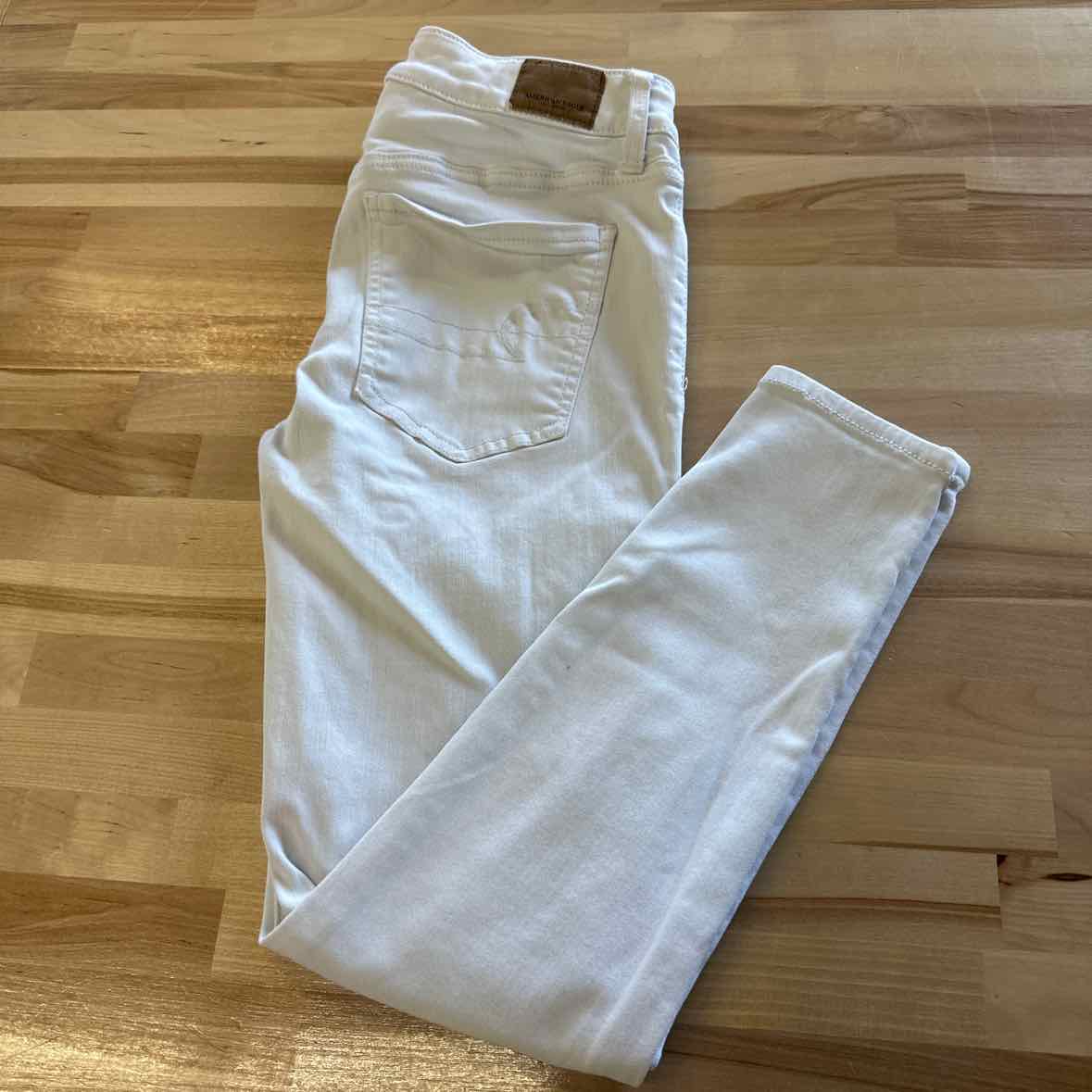 American Eagle Size 6 White Jeans